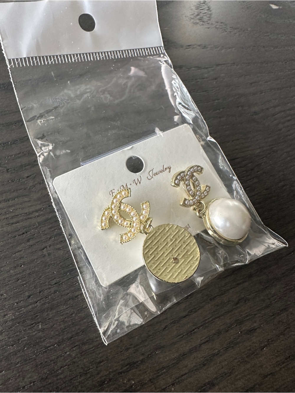 NO BRAND- Fashion Logo-Style Earrings Gold Tone Pearl Drop - White Pearl